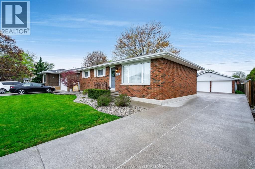 1654 Fairlea CRESCENT in