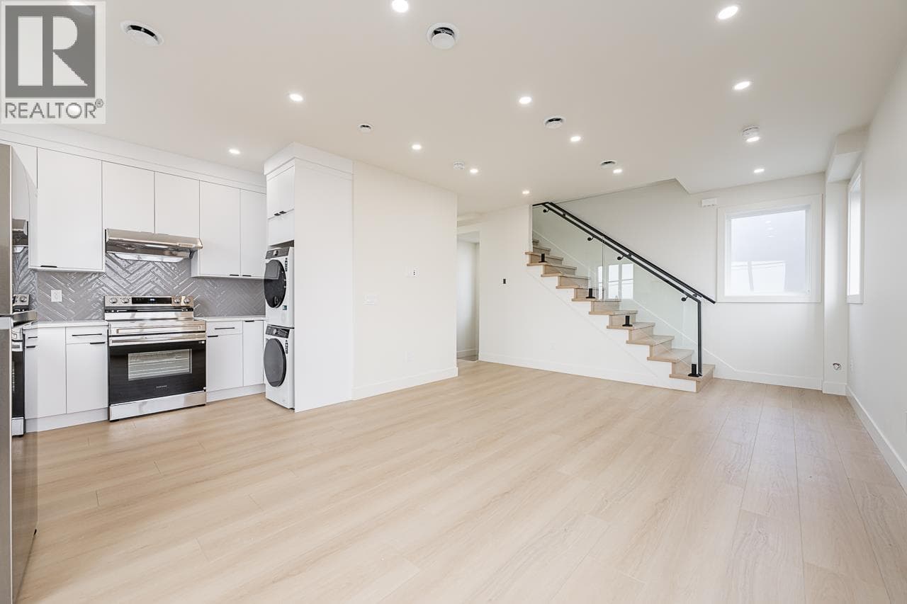 4 6554 CHARLES STREET in Lochdale
