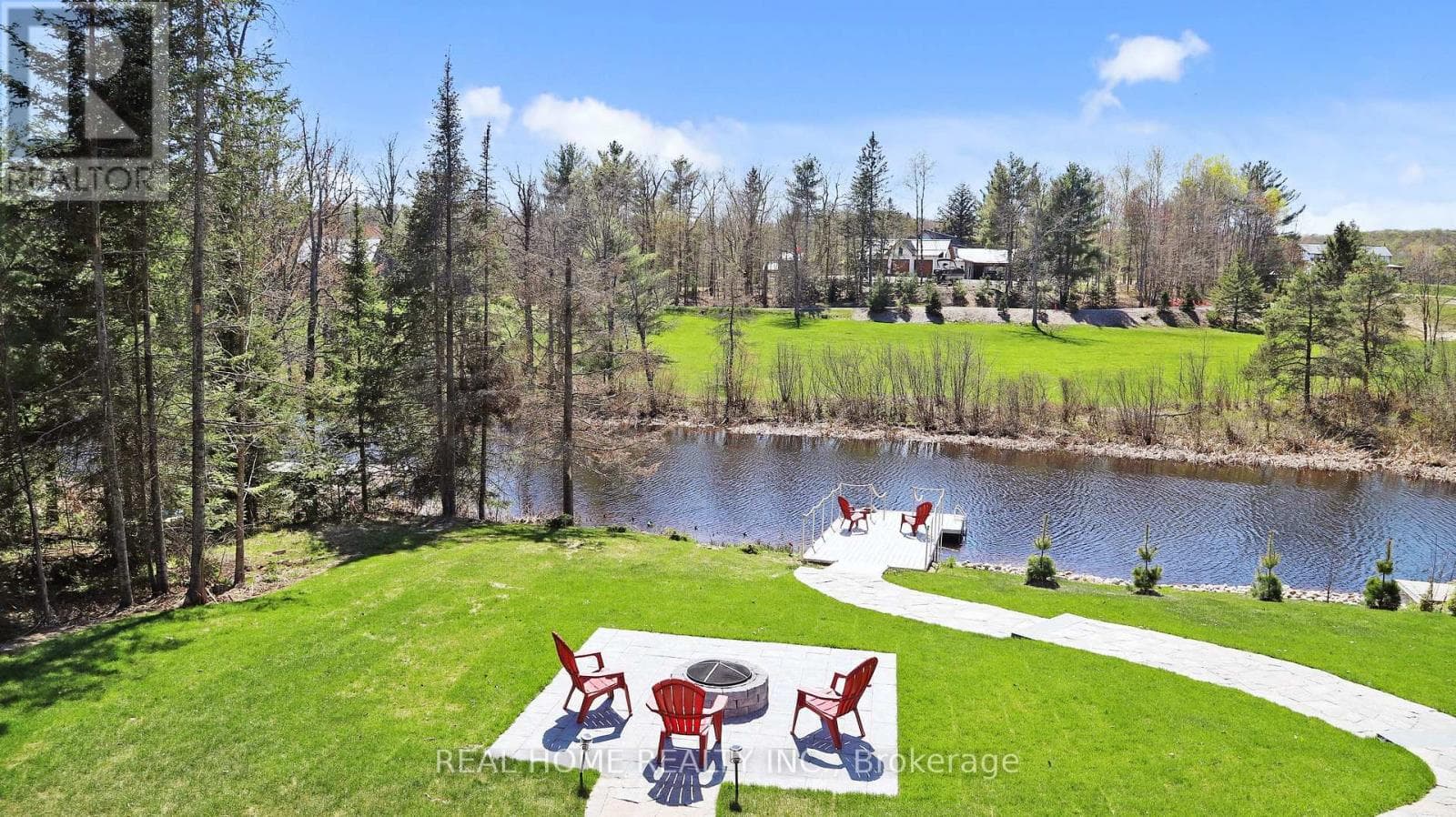 8 KNOWLES CRESCENT in