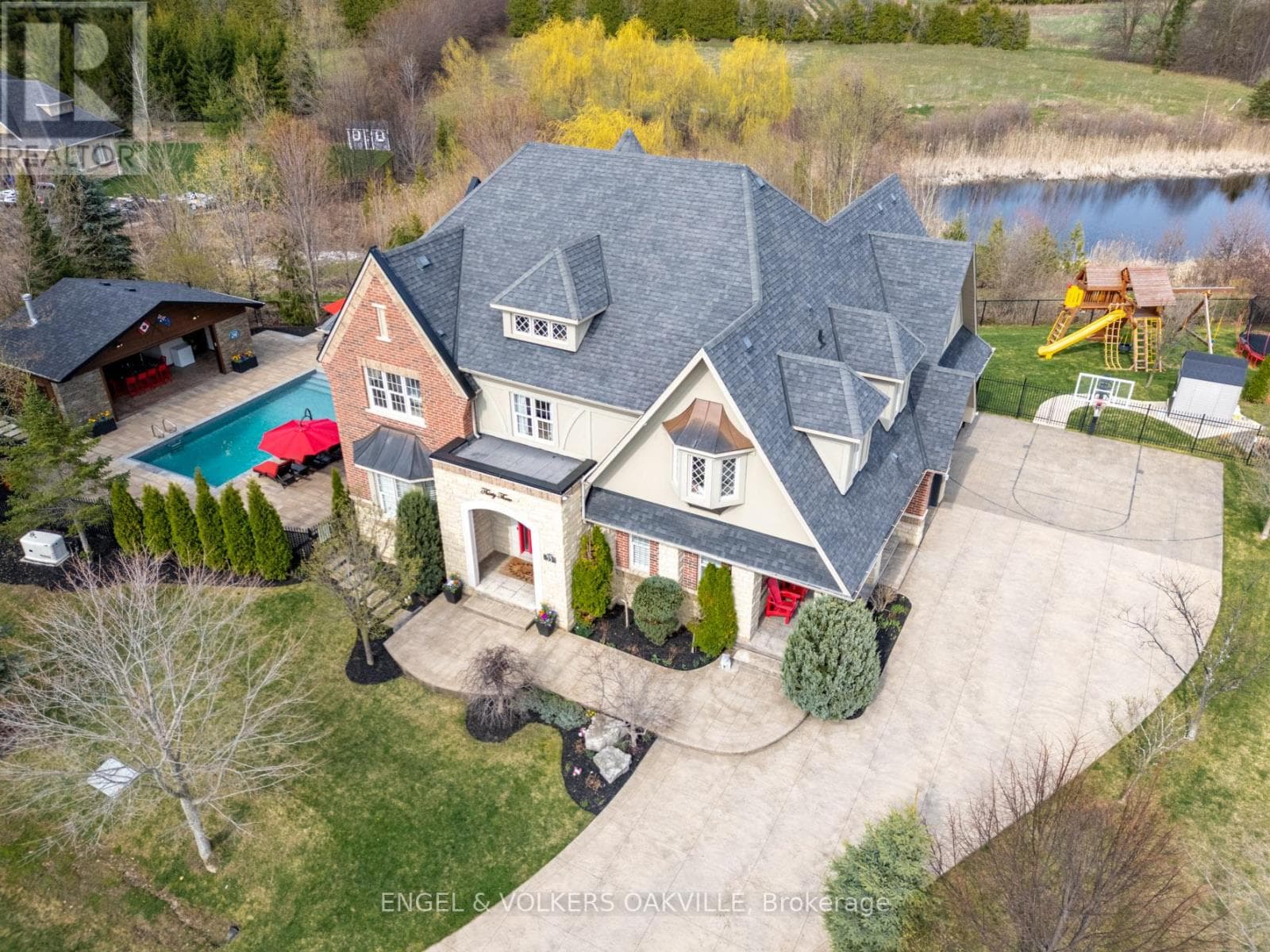 33 BARRACLOUGH BOULEVARD in