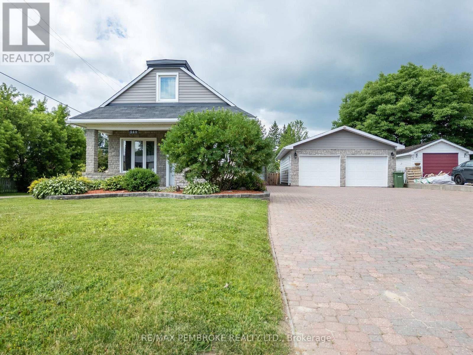 560 BOUNDARY ROAD E in