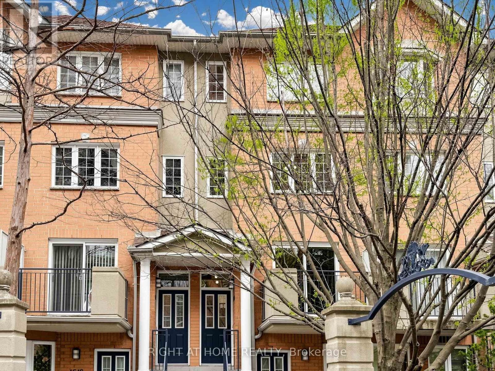 1520 - 28 SOMMERSET WAY in Yonge-Doris