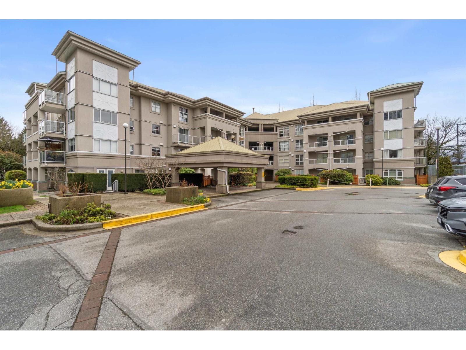 401 10533 UNIVERSITY DRIVE in Whalley
