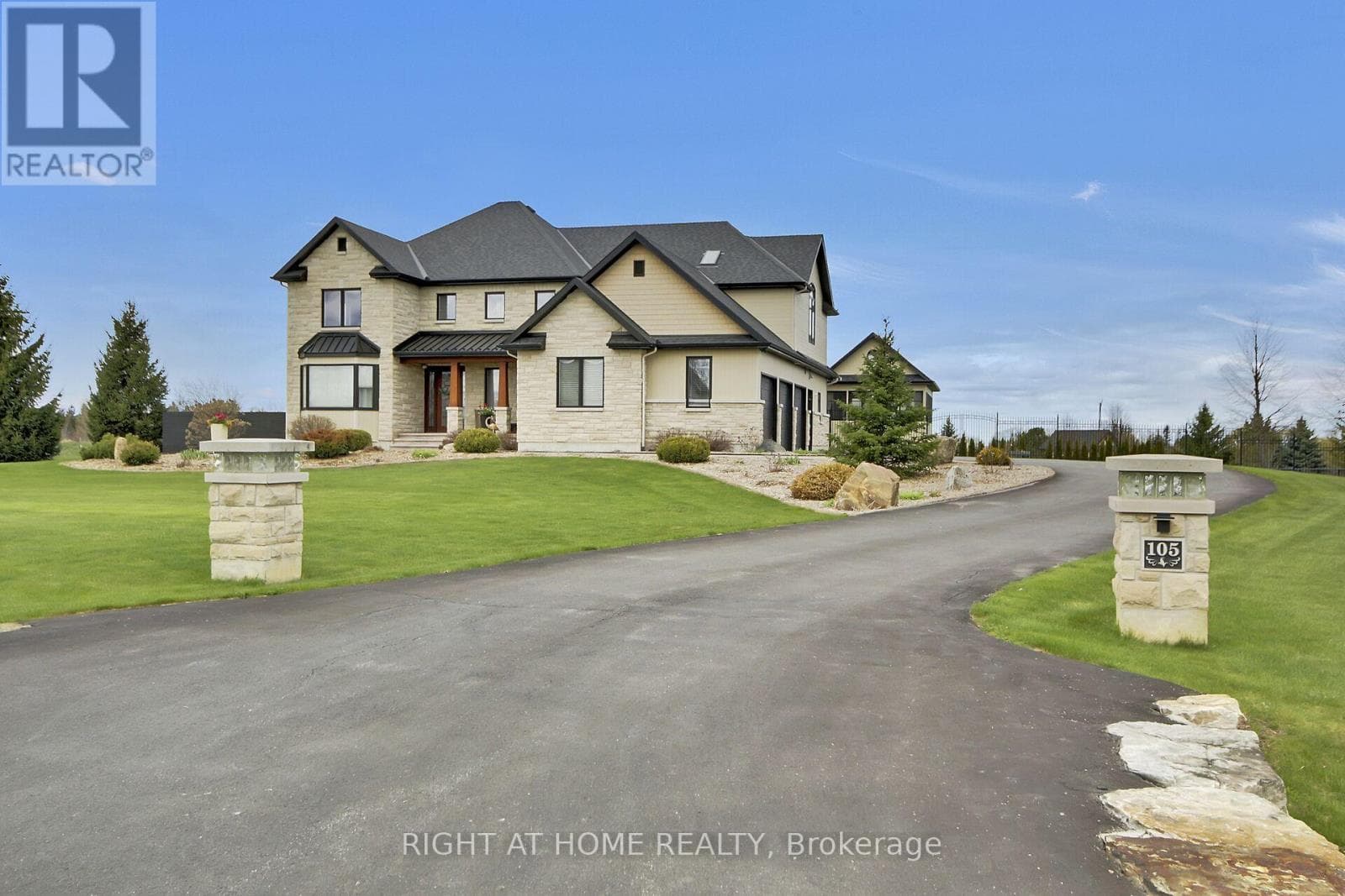 105 RAVENVIEW WAY in DUNROBIN