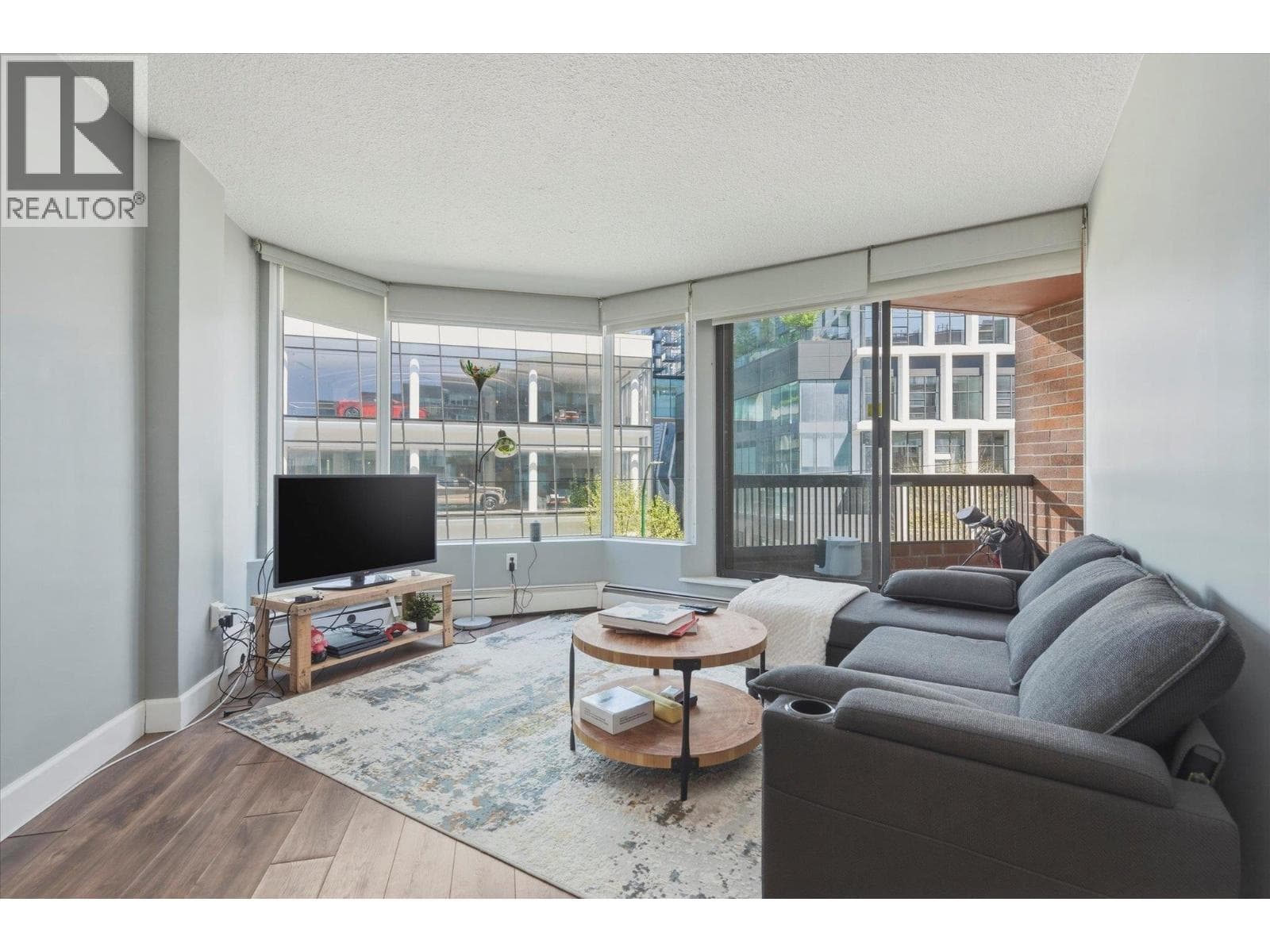 407 950 DRAKE STREET in Downtown