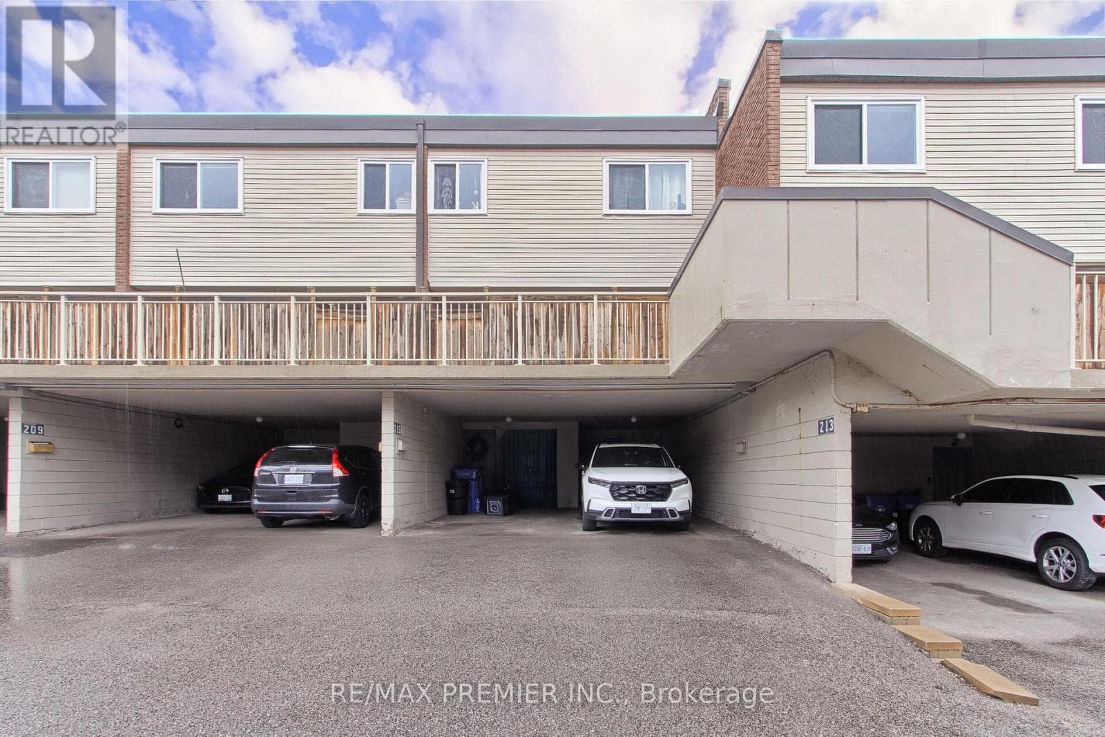 213 MILESTONE CRESCENT in Aurora Centre South West