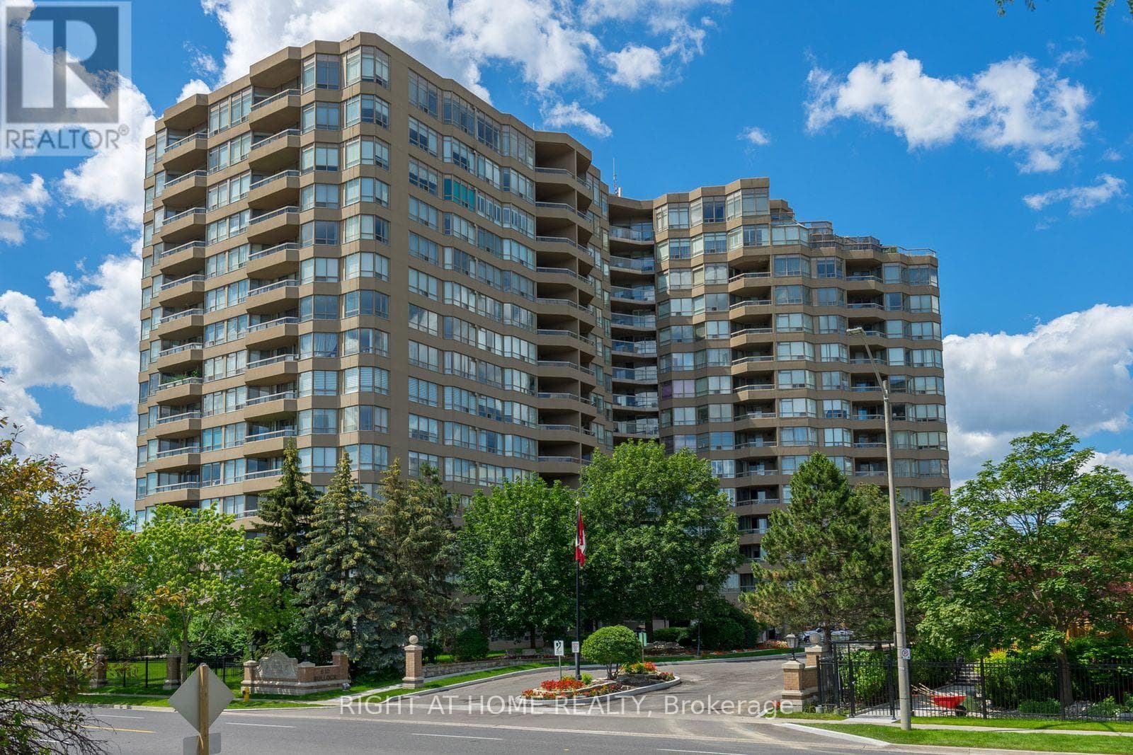 1116 - 610 BULLOCK DRIVE in Unionville