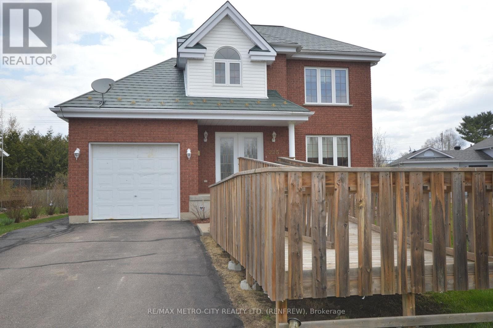 225 VANIER CRESCENT in