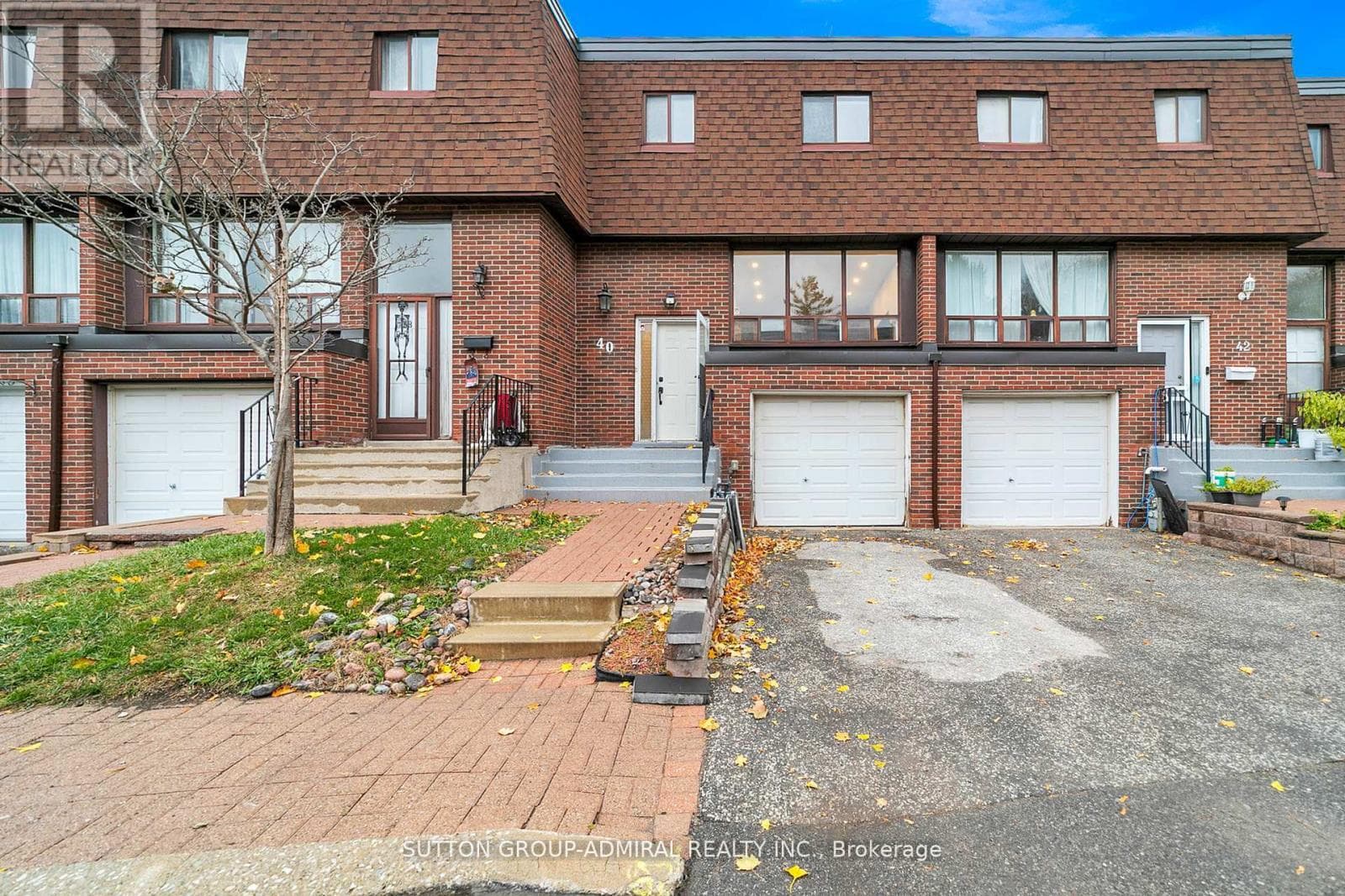 40 STATELY WAY in Thornhill North