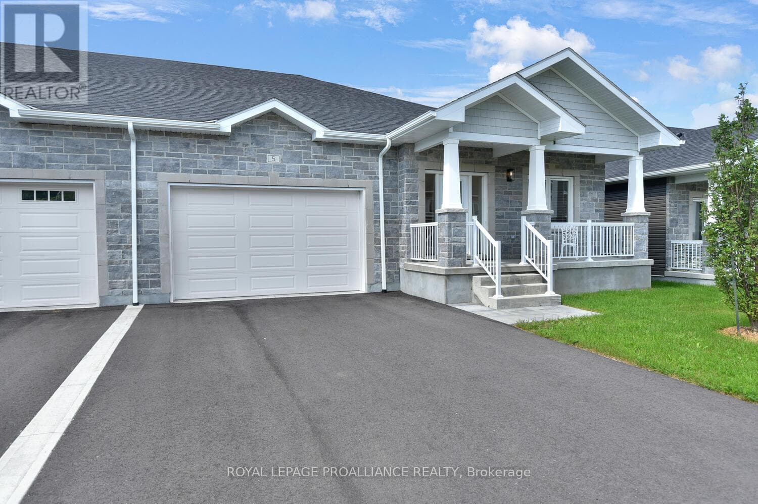 33 DOUGLAS MARSHALL CRESCENT in