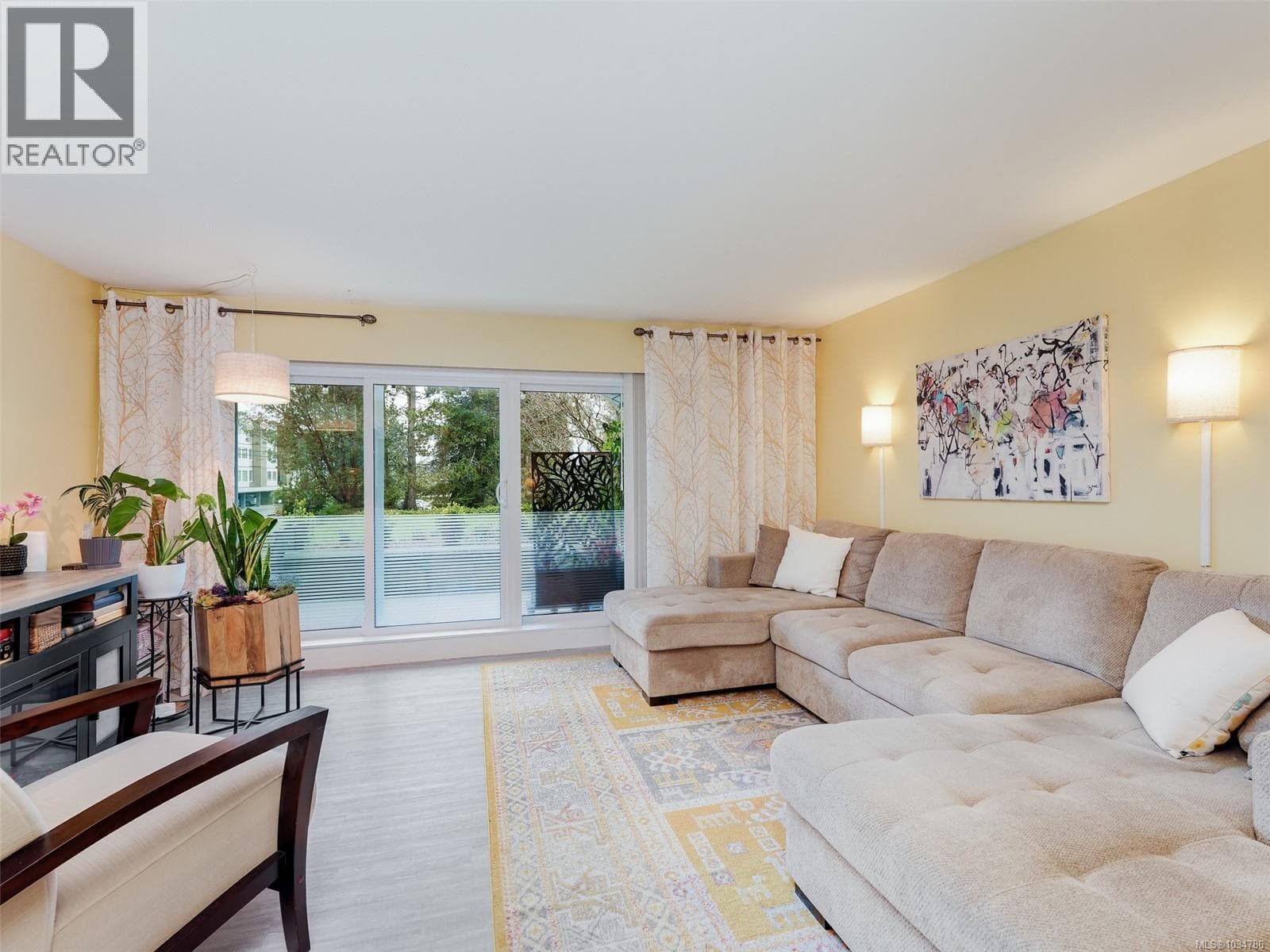 102 3277 Quadra St in
