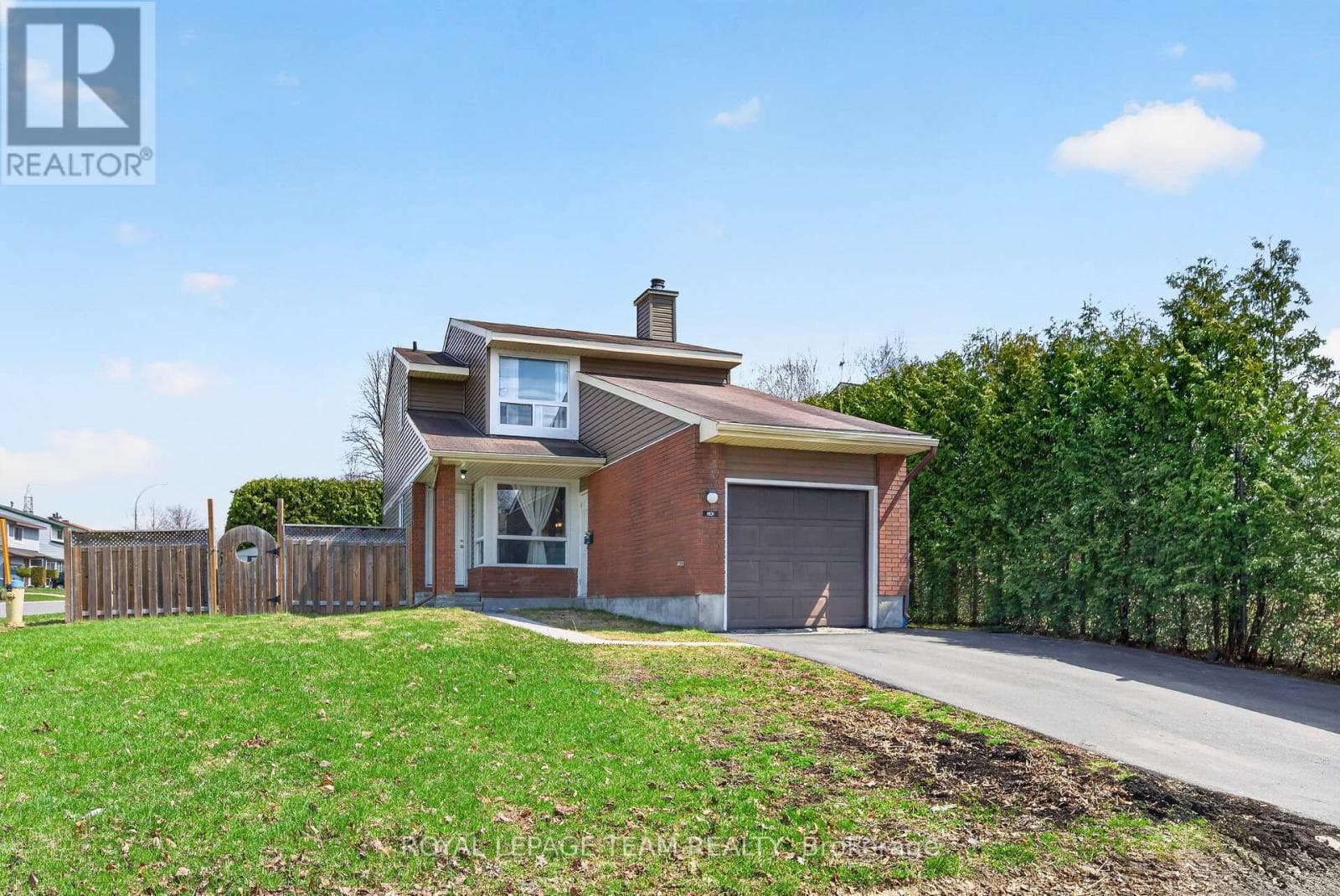 1631 SAXONY CRESCENT in PINEVIEW