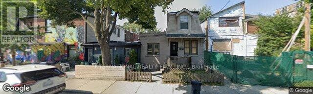 16 UXBRIDGE AVENUE in Weston-Pelham Park