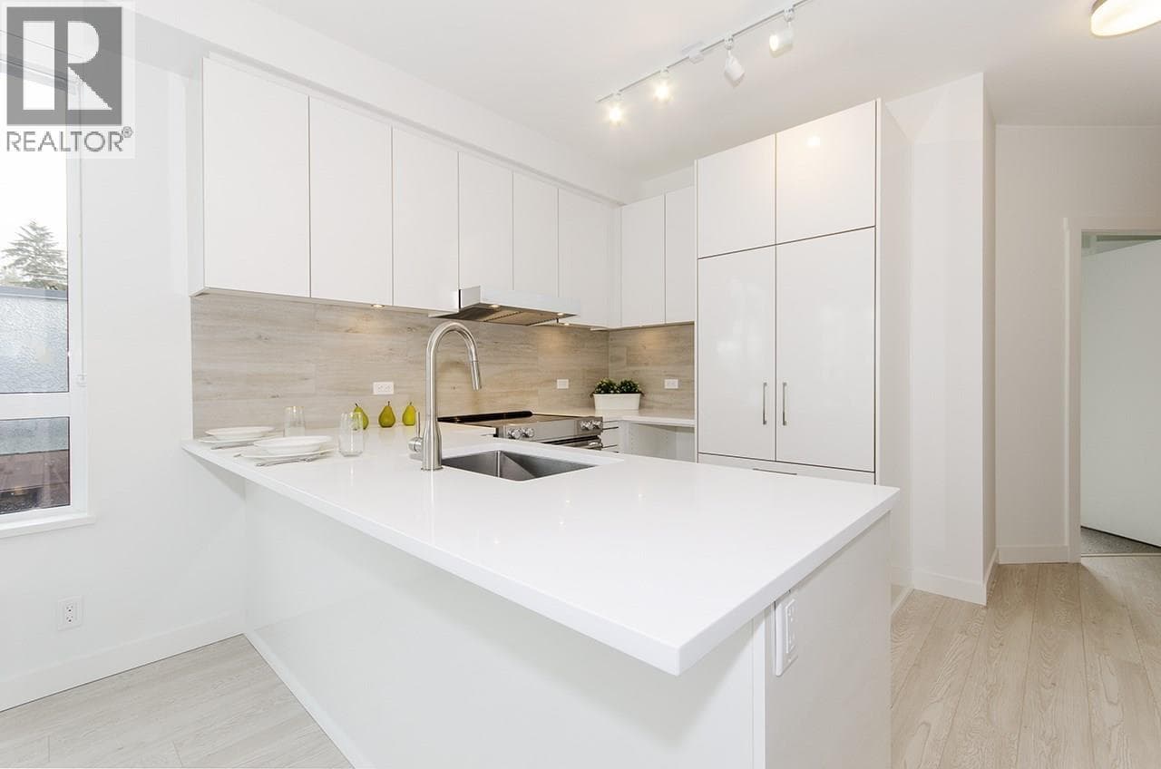 315 711 W 14TH STREET in Marine Hamilton
