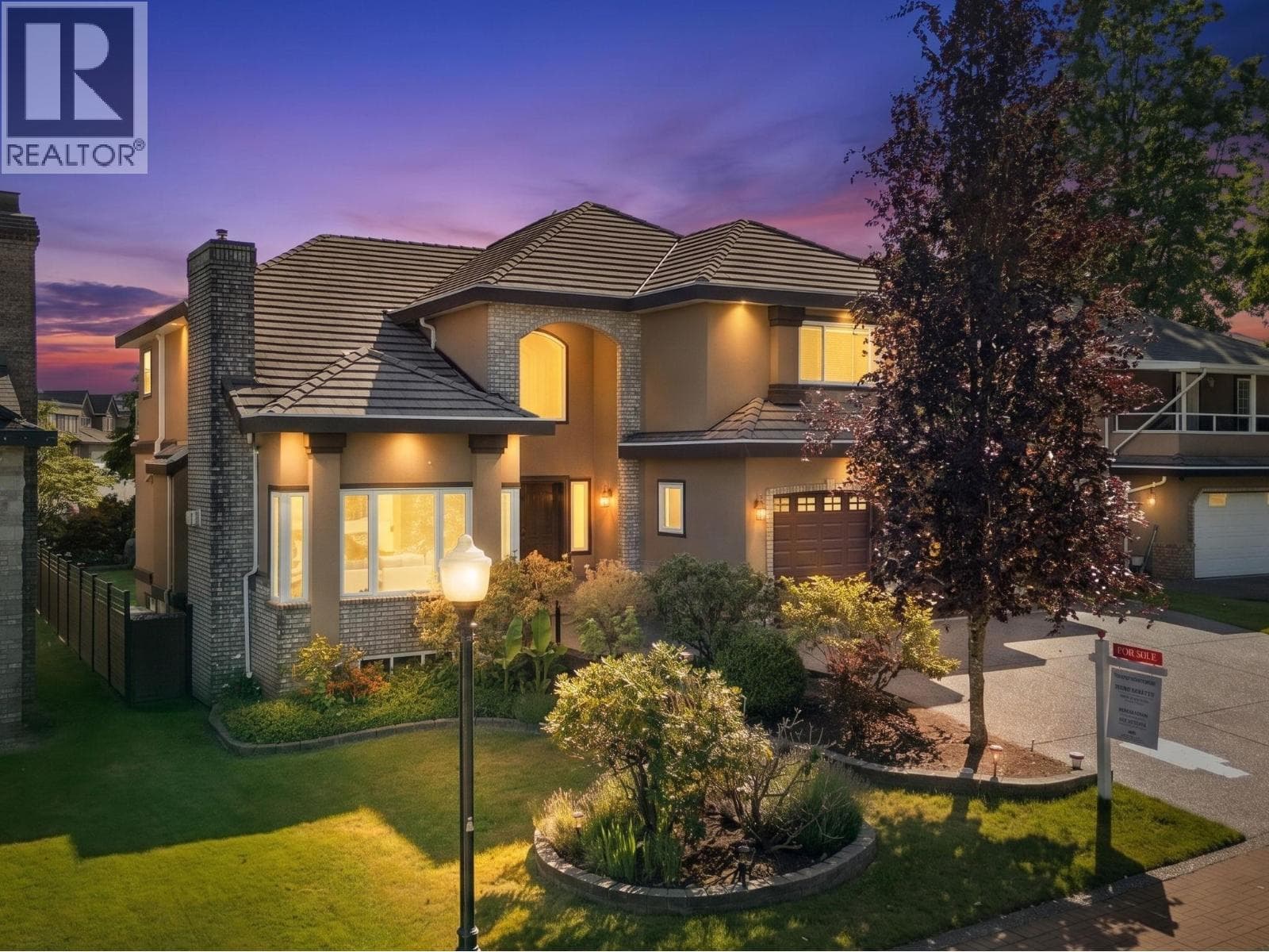 2594 PALISADE CRESCENT in Mary Hill