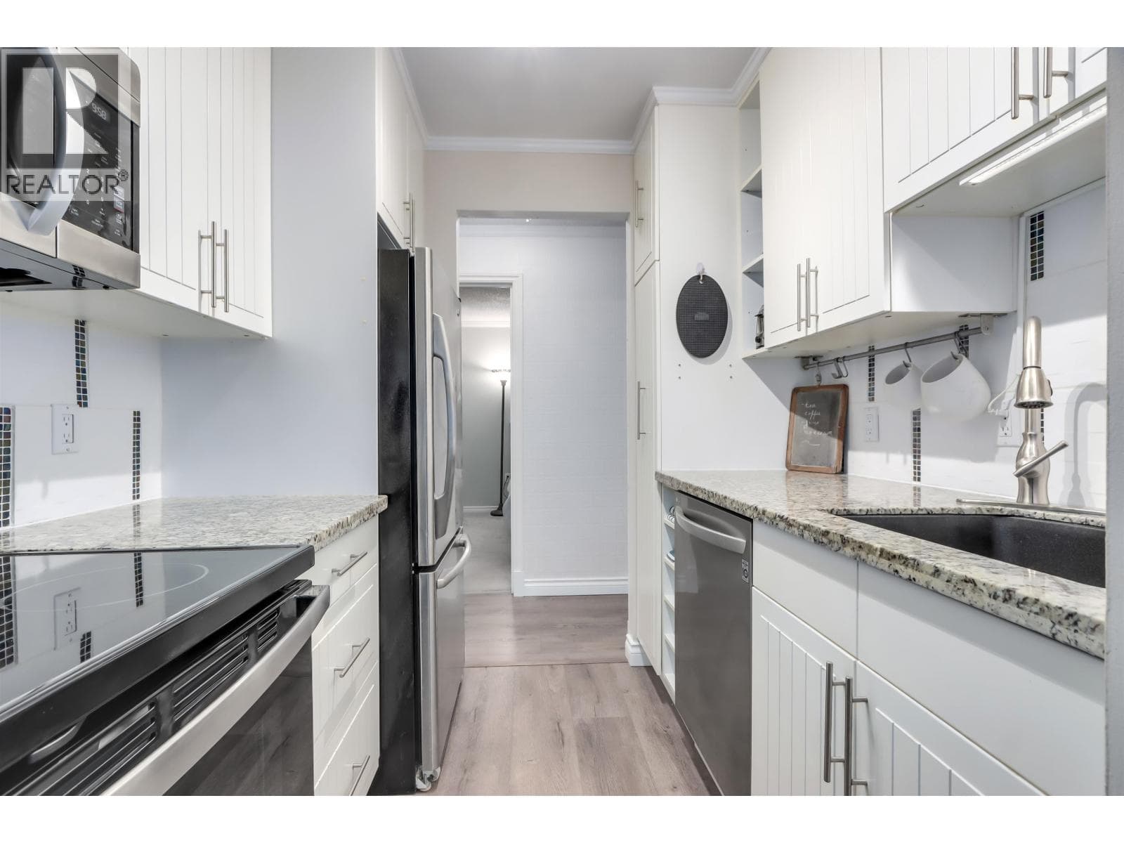 303 2004 FULLERTON AVENUE in Lower Capilano