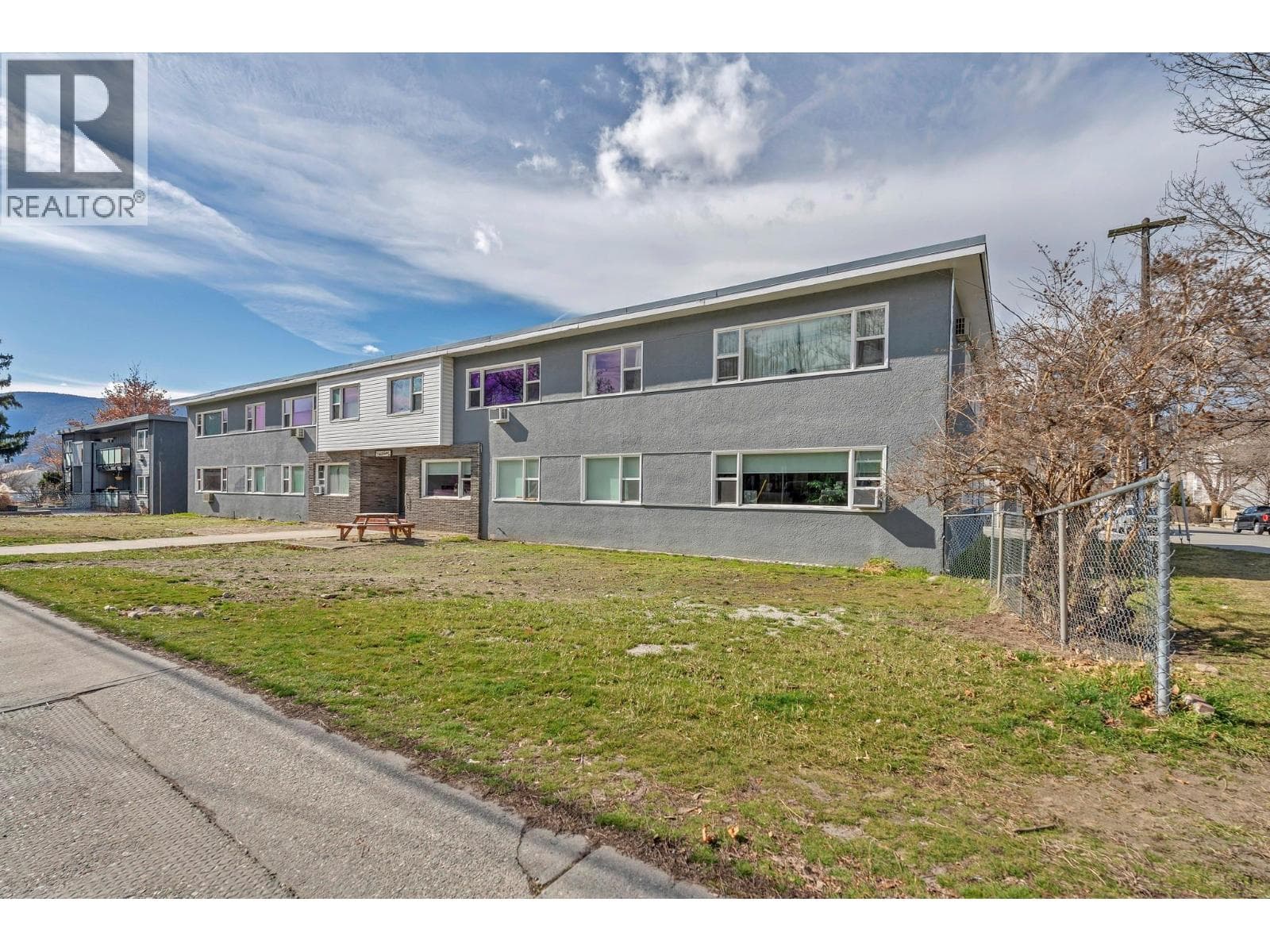 909 FAIRVIEW ROAD in