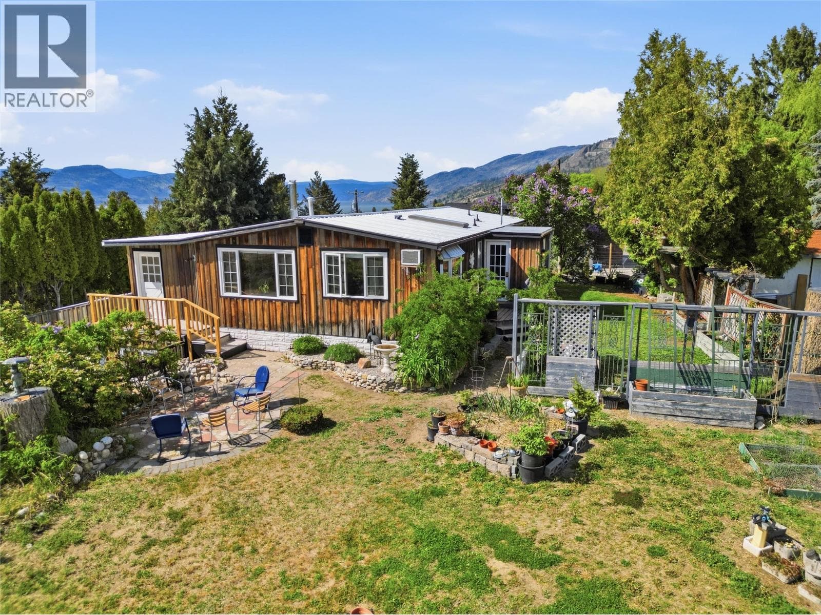 905 Lower Debeck Road in