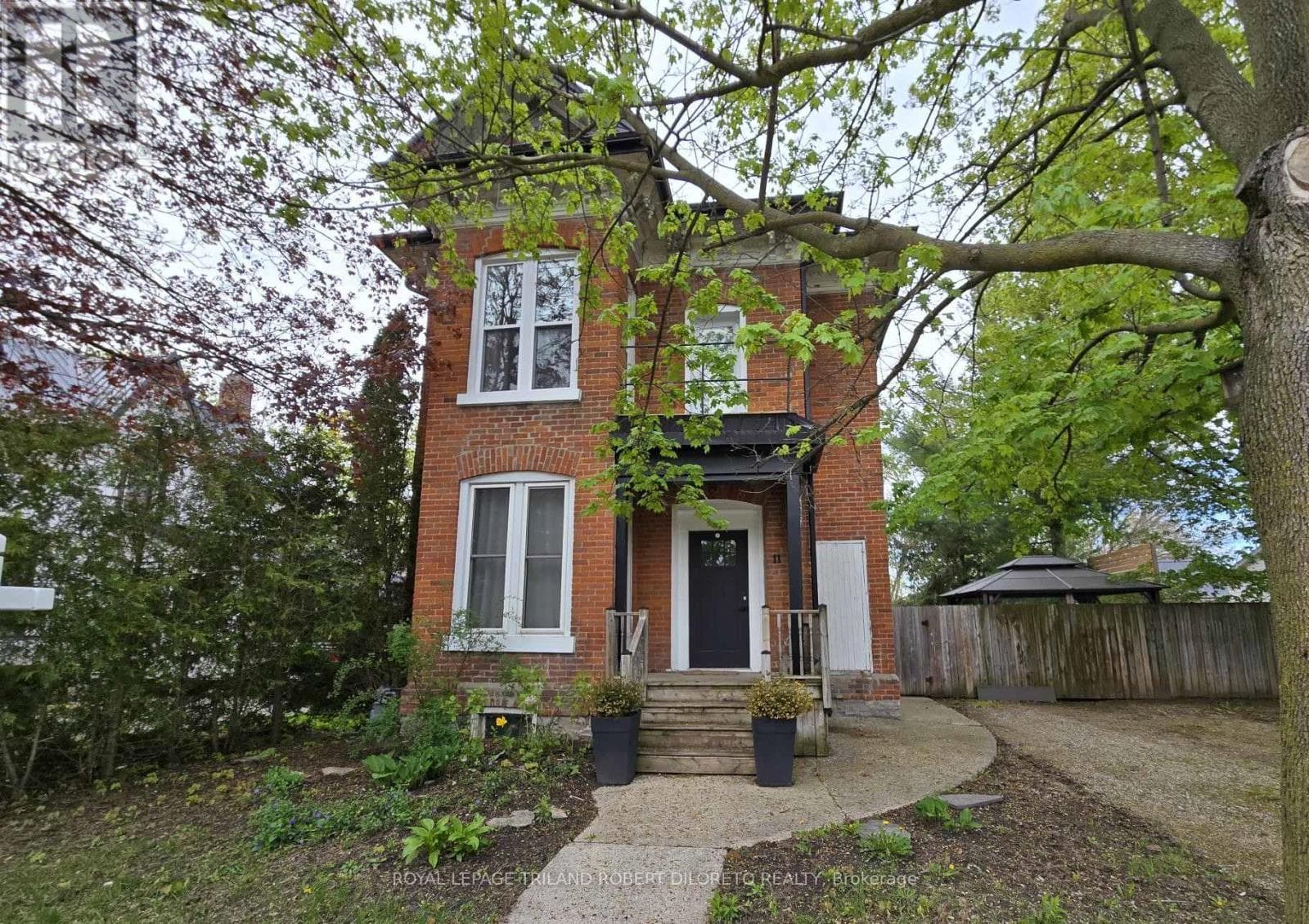 11 MAPLE STREET W in