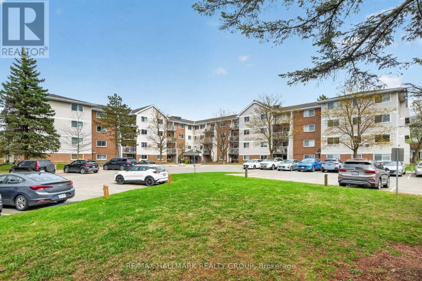 102 - 280 BRITTANY DRIVE in MANOR PARK
