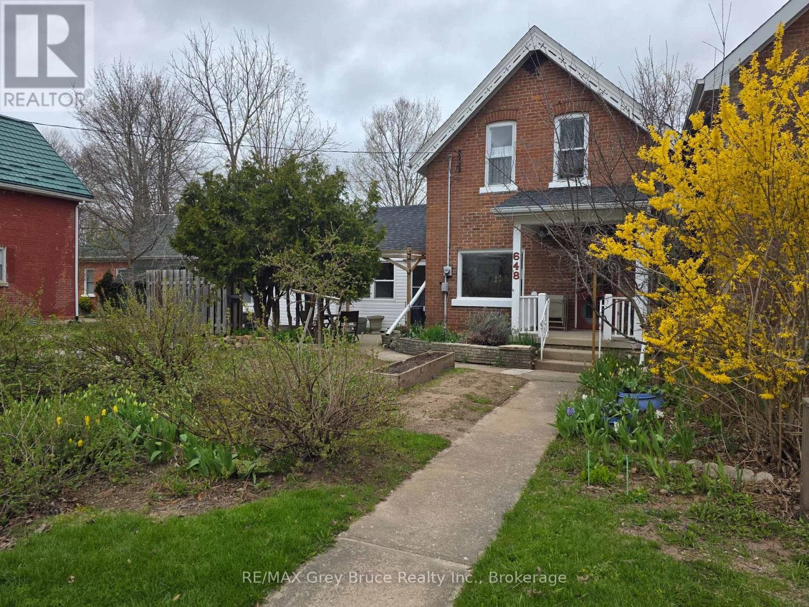 648 9TH STREET E in