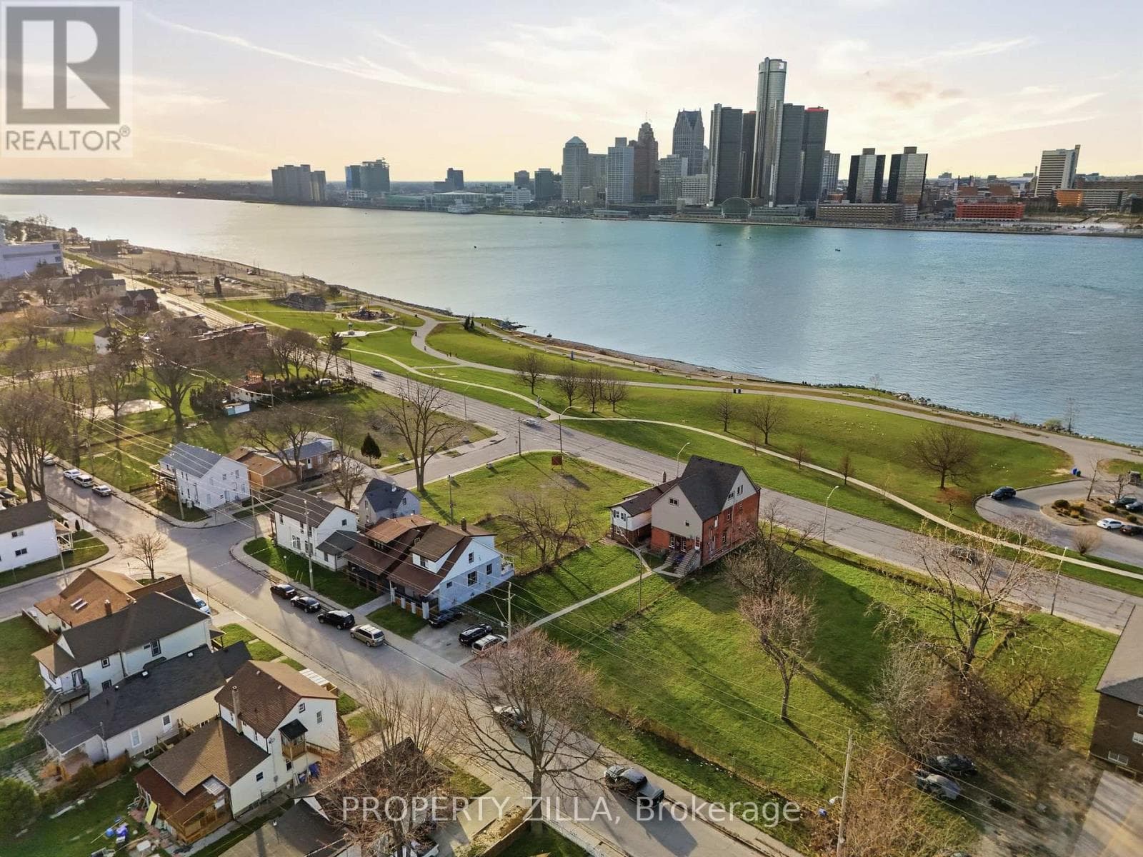 819-829 RIVERSIDE DRIVE E in Walkerville