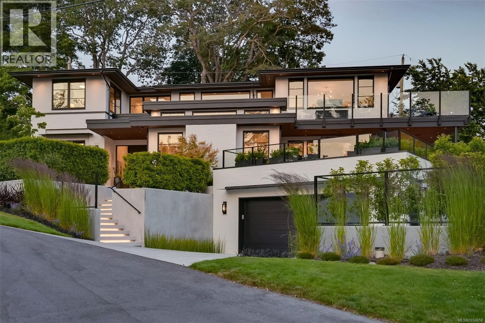717 ROBLEDA CRESCENT in Rockland