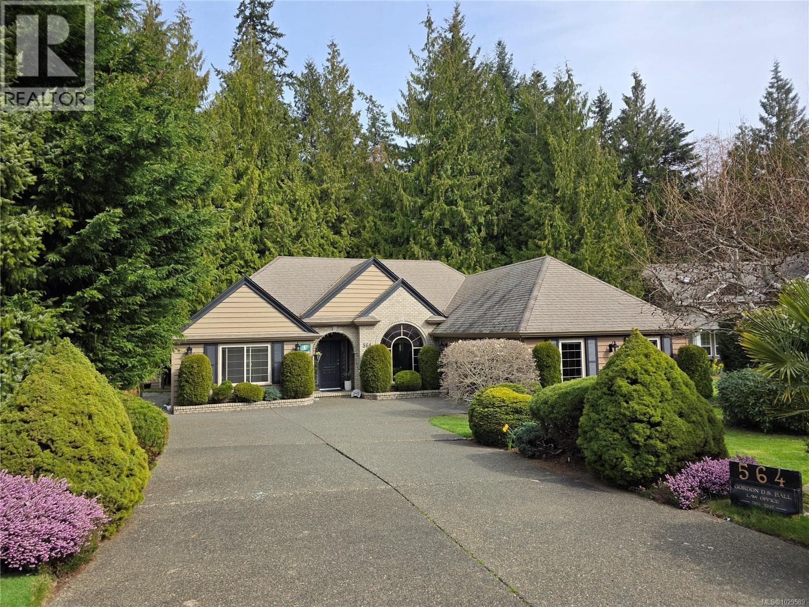564 Hazelwood Pl in
