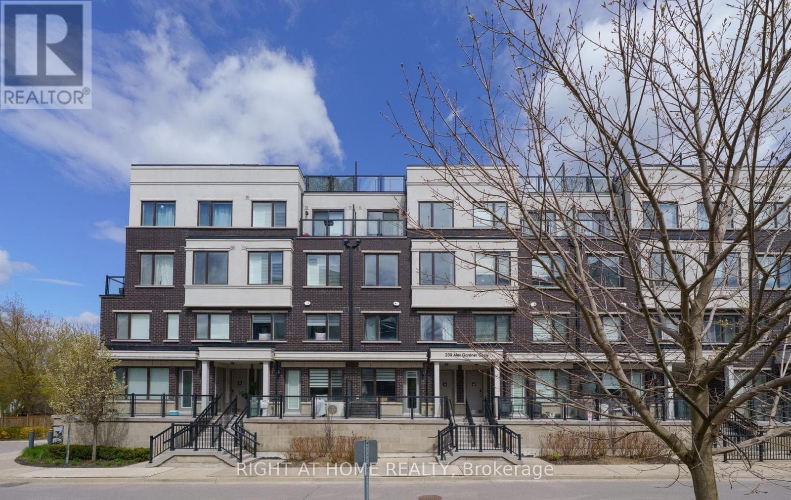 34 - 200 ALEX GARDNER CIRCLE in Aurora Centre West