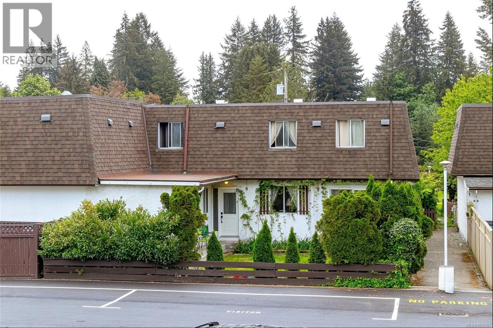 8 3208 Gibbins Rd in