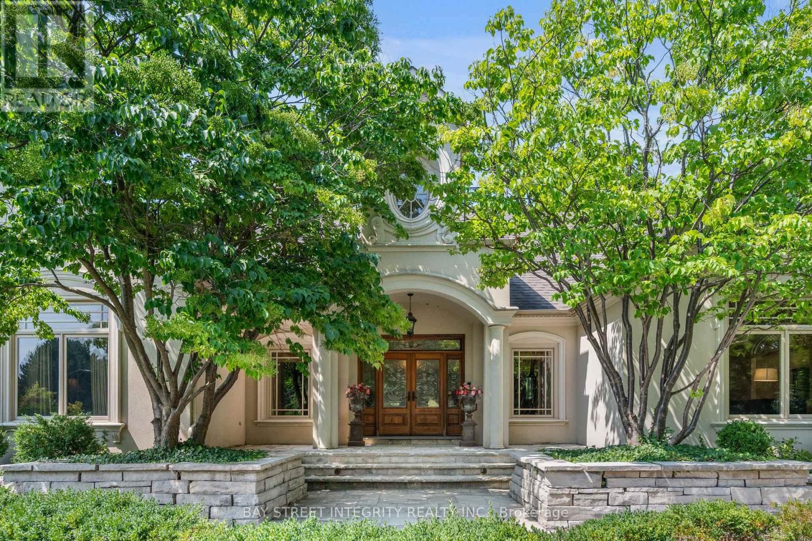 12 ALM COURT in Aurora South East