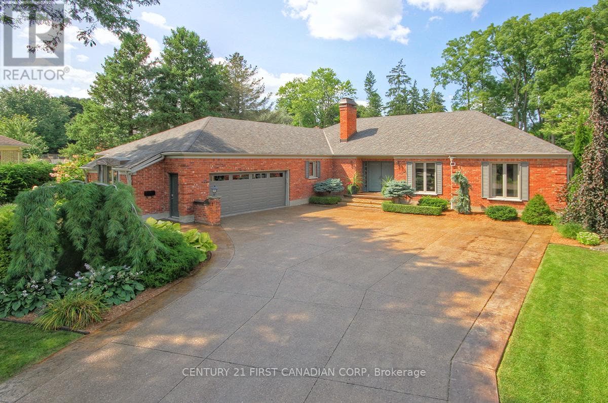 811 CLEARVIEW CRESCENT in