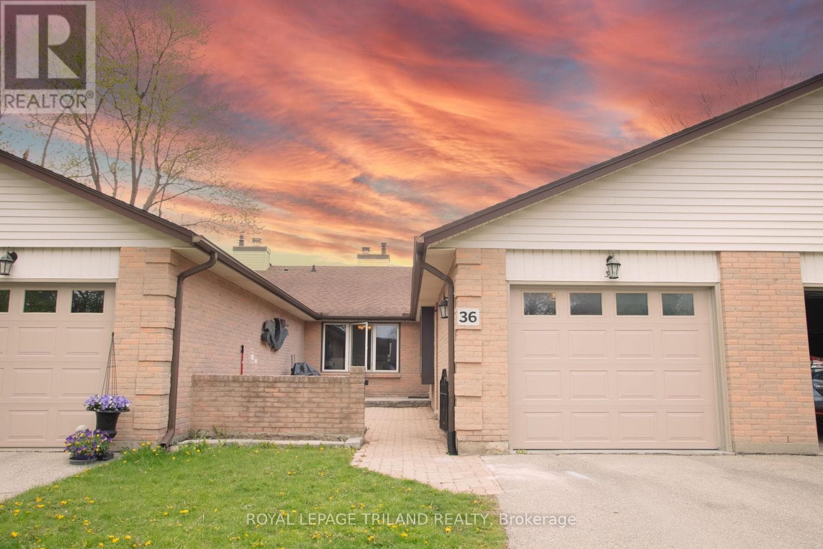 36 - 60 FIDDLERS GREEN ROAD in Oakridge