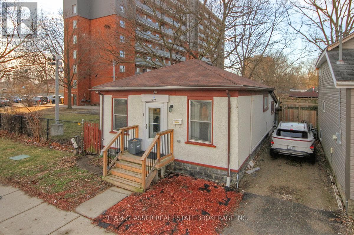 225 SIMCOE STREET in