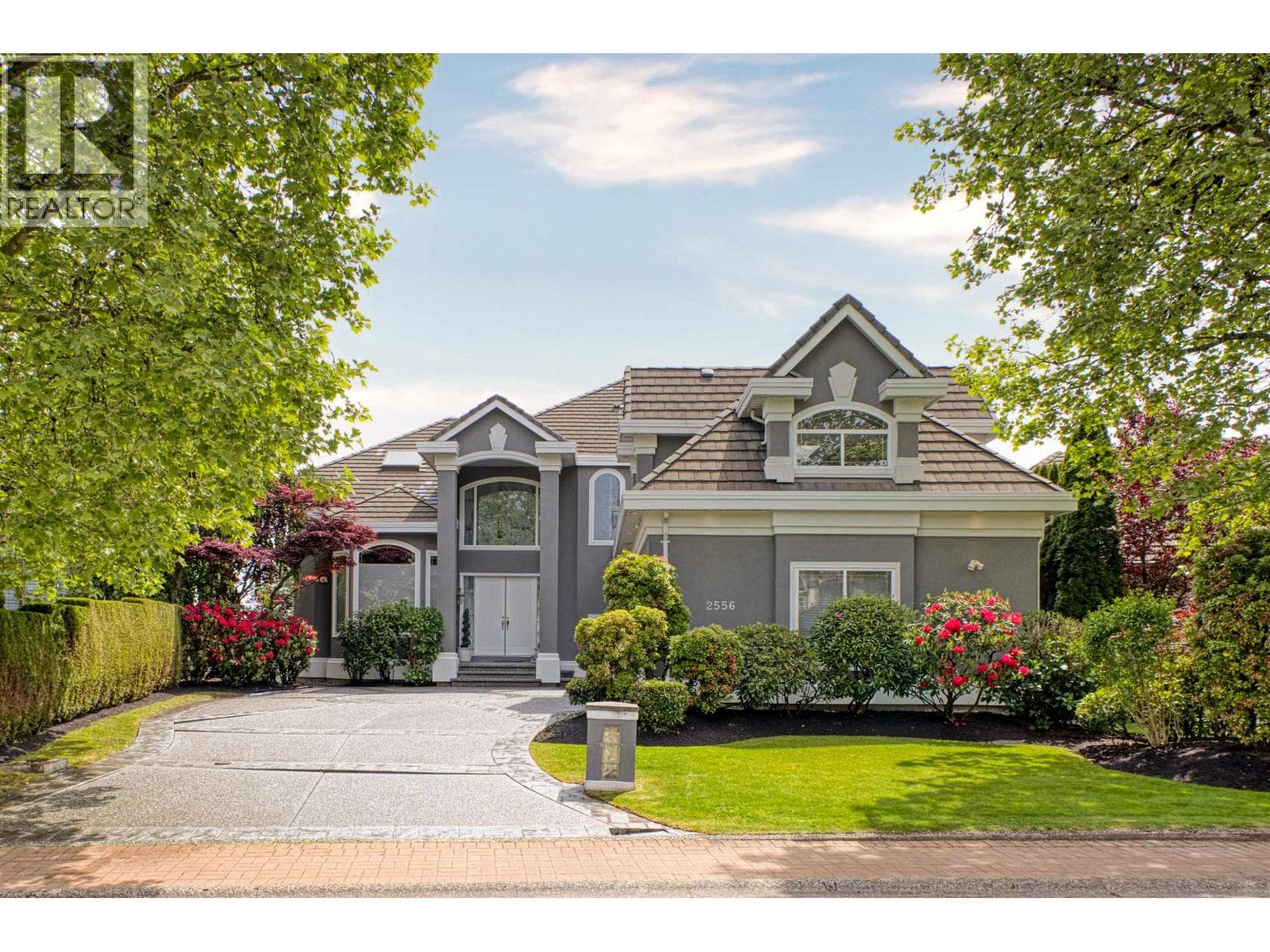 2556 PALISADE CRESCENT in Mary Hill