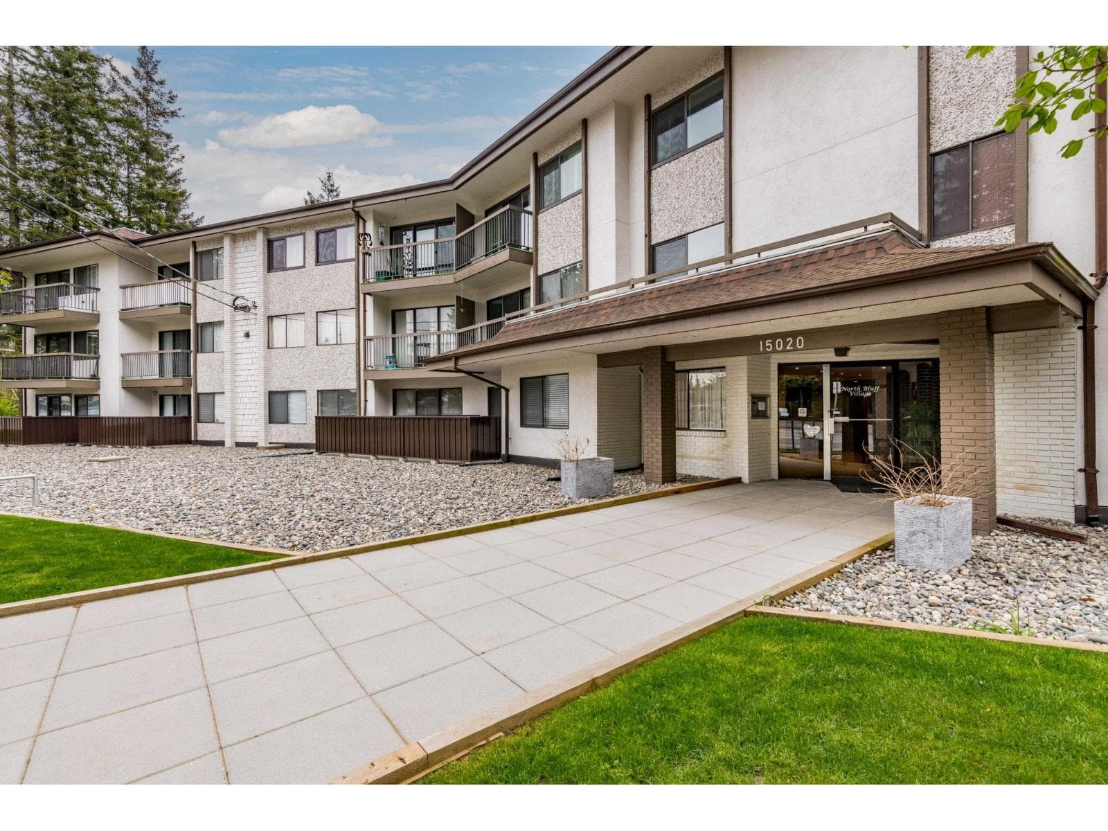 218 15020 NORTH BLUFF ROAD in White Rock