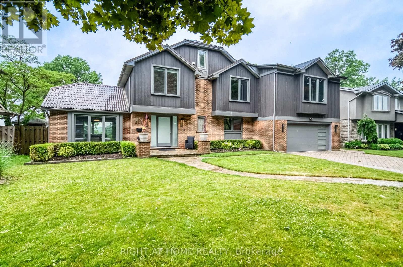 44 ROYAL HENLEY BOULEVARD in