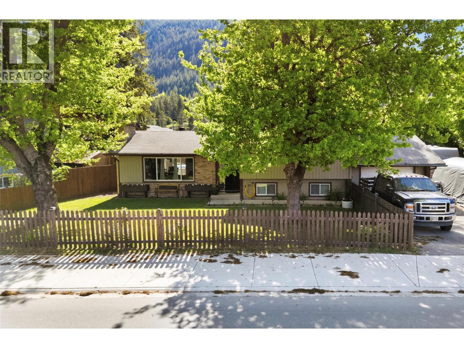 606 Riverside Avenue in