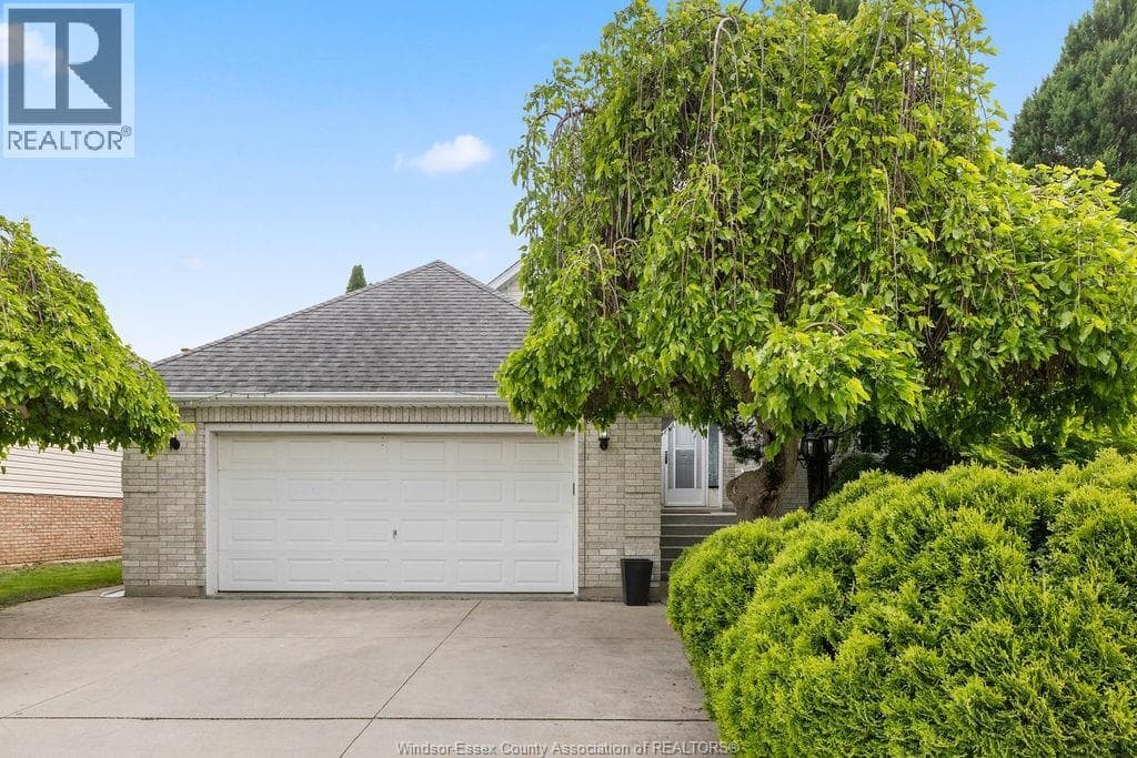 4577 HUNT CLUB CRESCENT in Roseland
