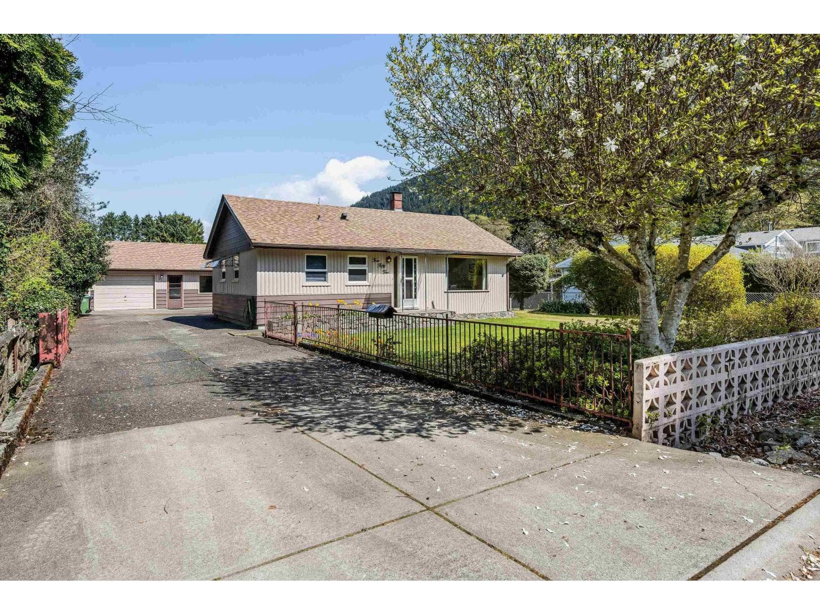 455 PINE AVENUE, Harrison Hot Springs in