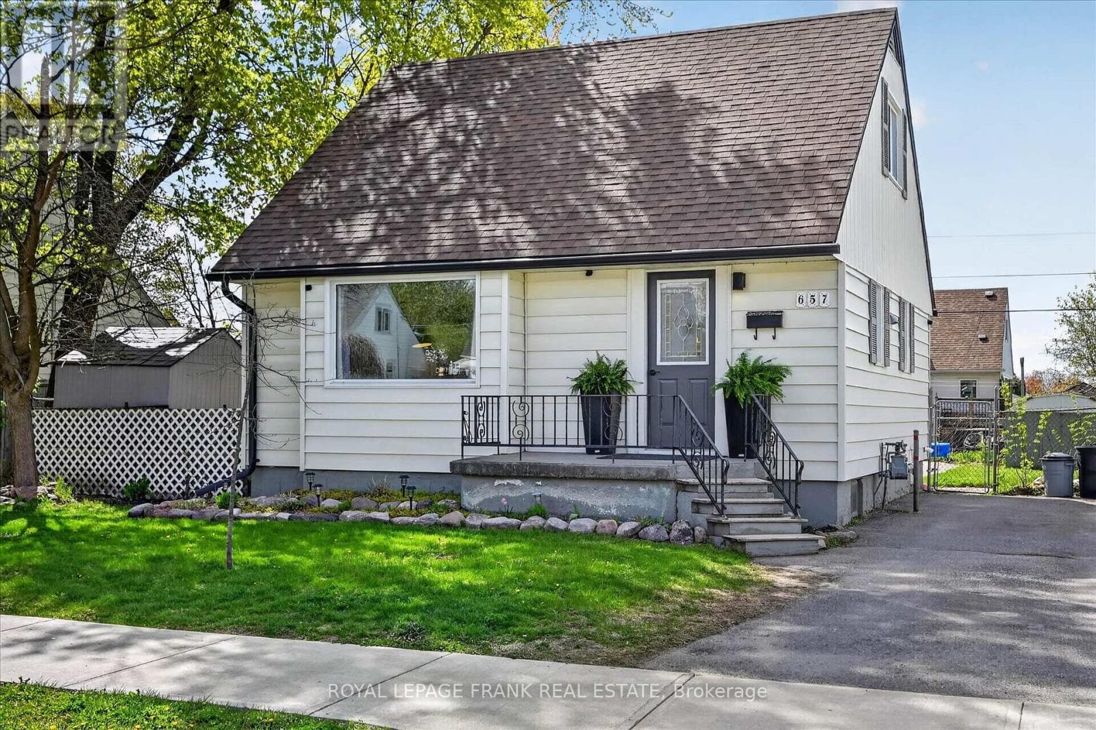 657 MCKELLAR STREET in South West