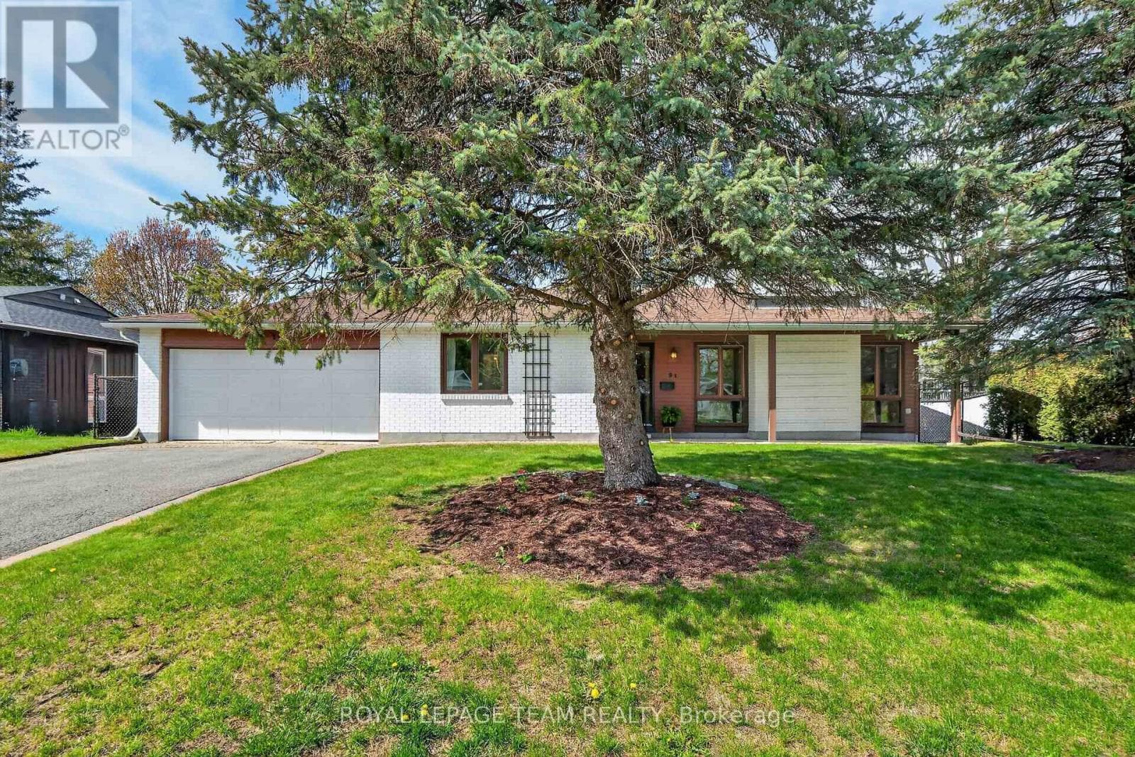 21 LINDHURST CRESCENT in CENTREPOINTE - BRIARGREEN