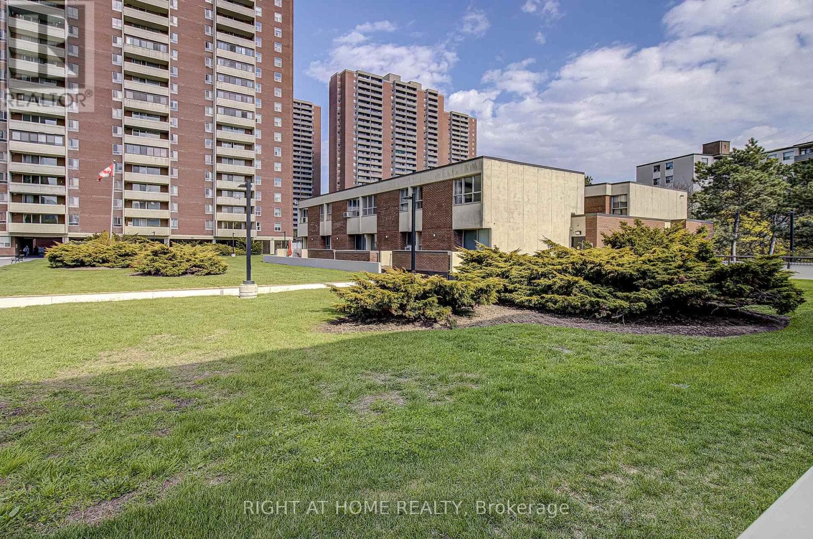 409 - 8 CRESCENT TOWN ROAD in Taylor-Massey