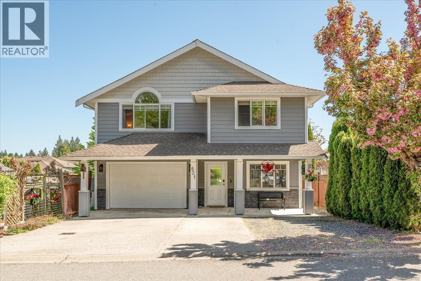621 Oakwood Rd in