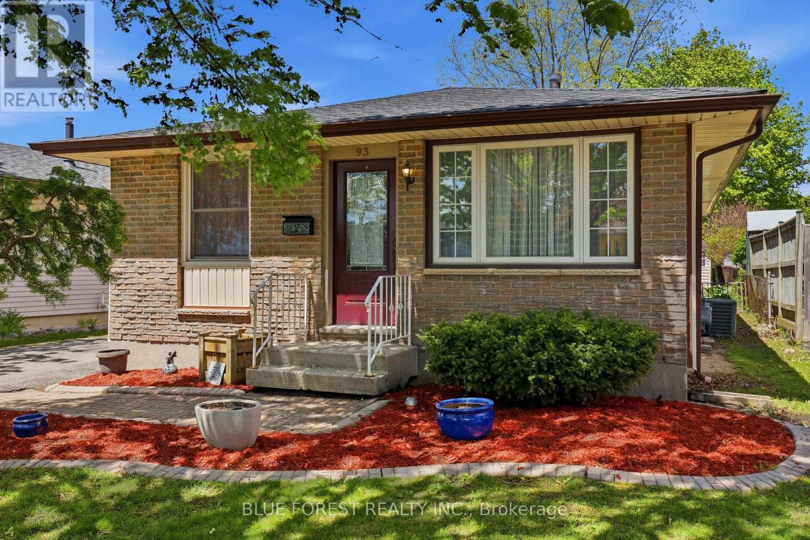 93 NICHOLAS CRESCENT in