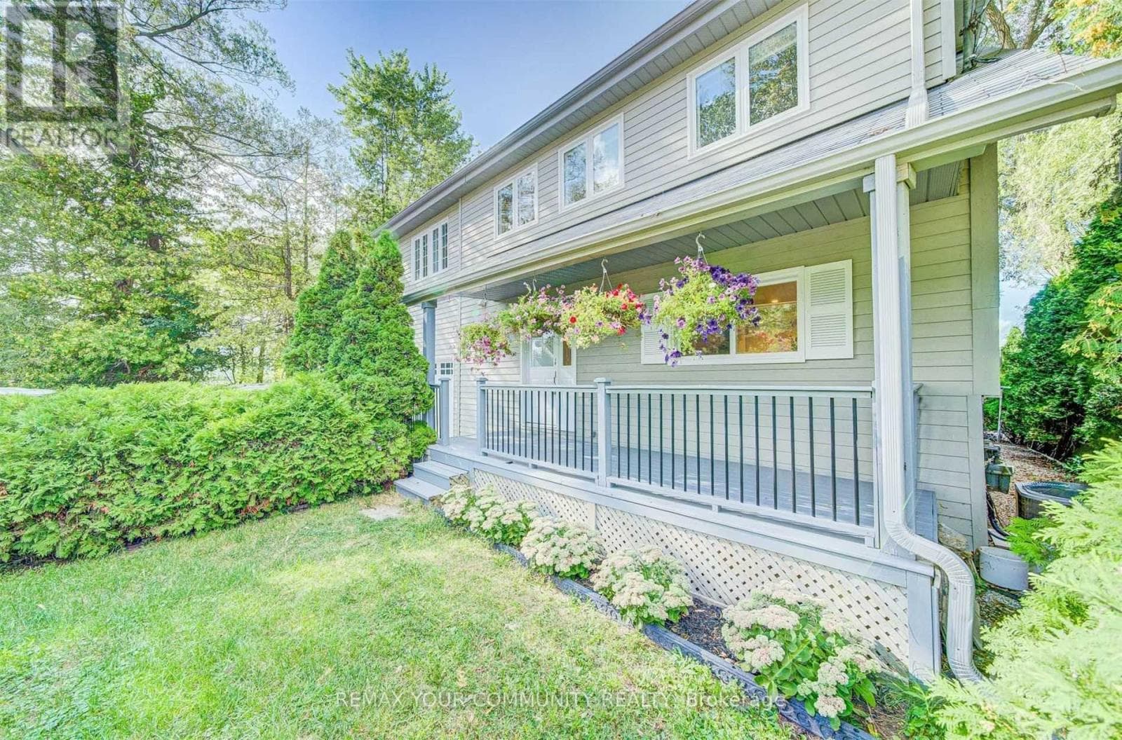 228 LAKE DRIVE EAST in Roches Point