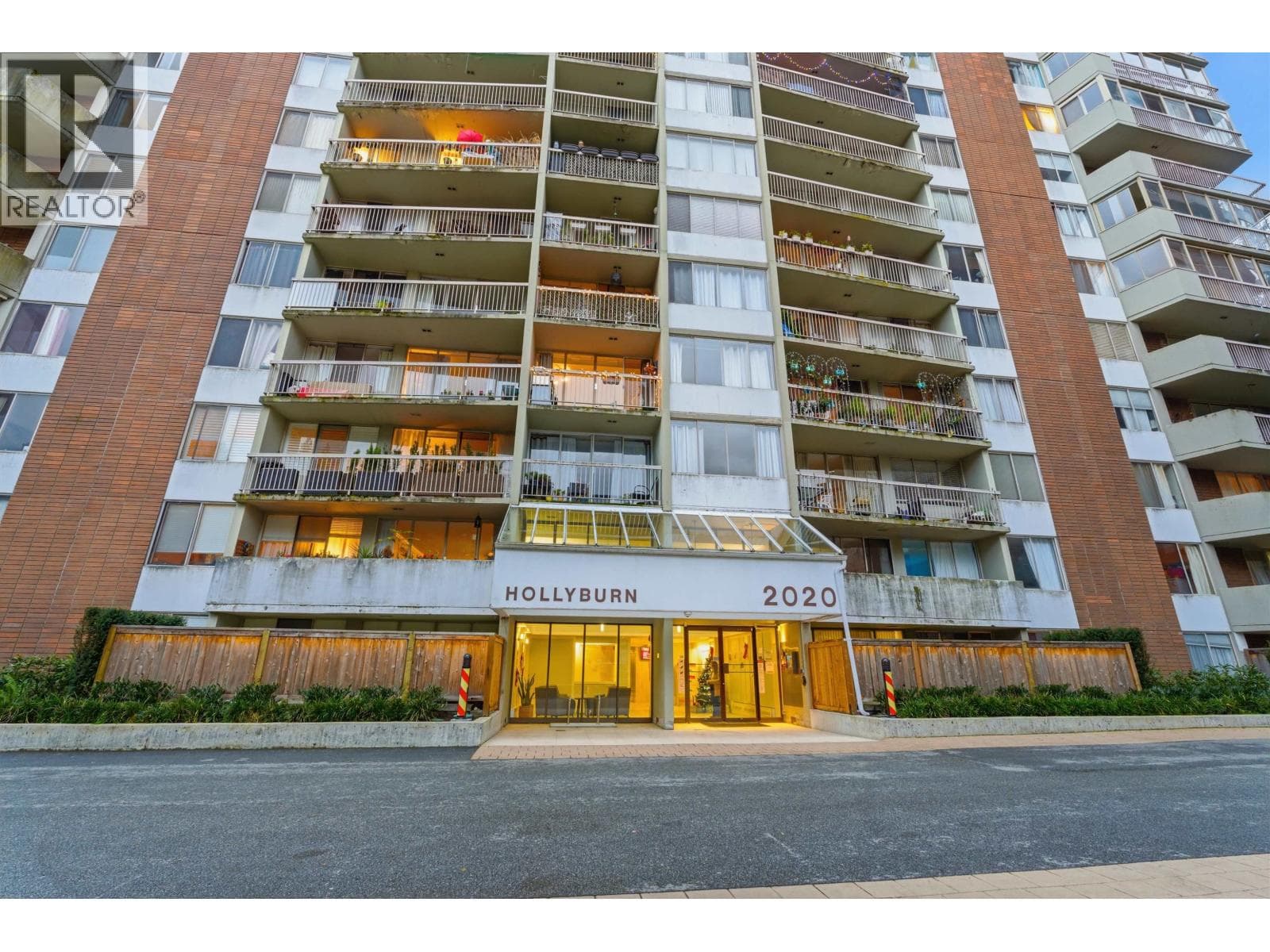 808 2020 FULLERTON AVENUE in Lower Capilano