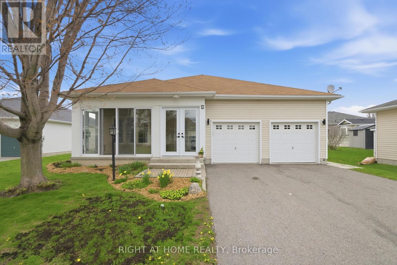 5 BLUFFS ROAD in
