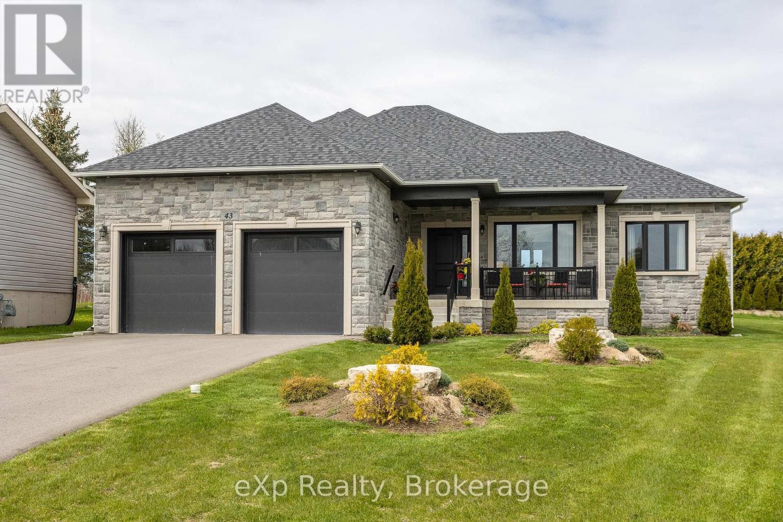 43 COUNTRY CRESCENT in