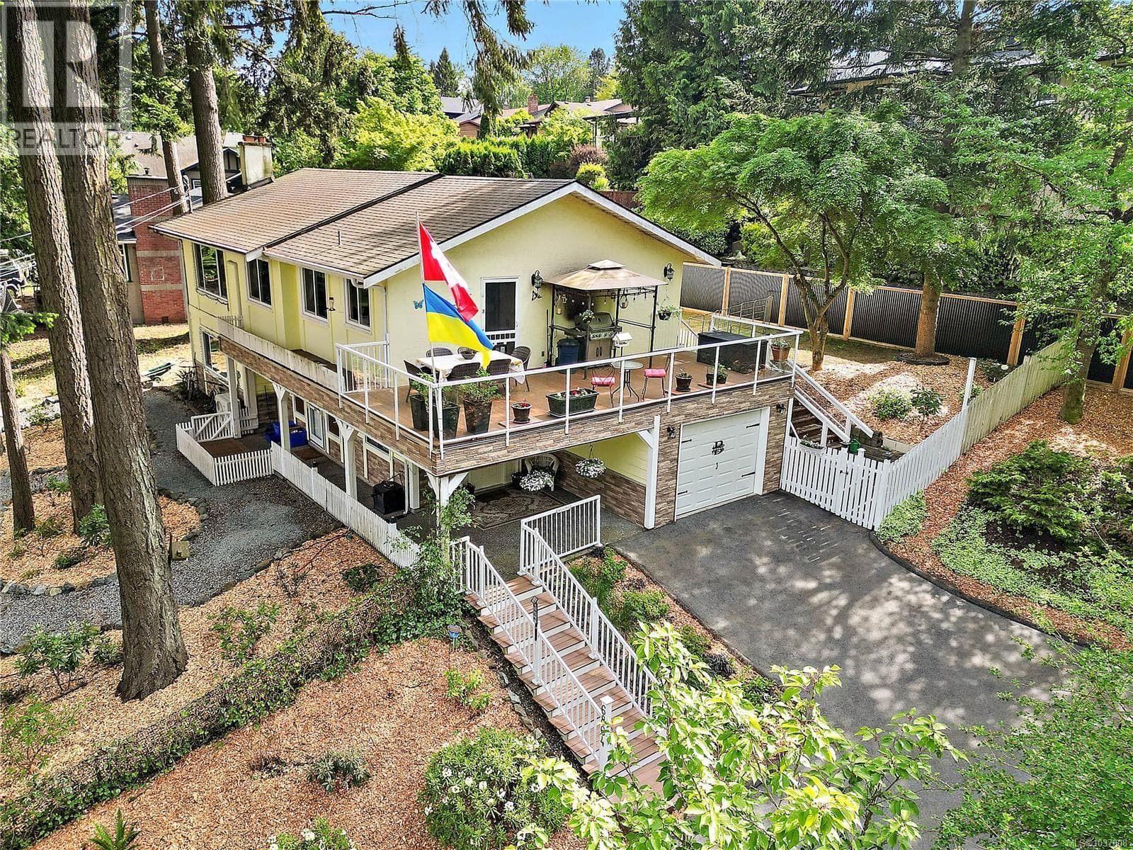6864 East Saanich Rd in